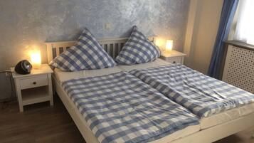 1 bedroom, travel crib, internet, bed sheets