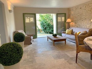 Télévision, cheminée, table de tennis de table