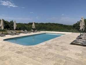 Alberca al aire libre y alberca climatizada