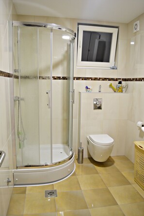 Apartment, Sea View | Bathroom | Shower, free toiletries, hair dryer, towels