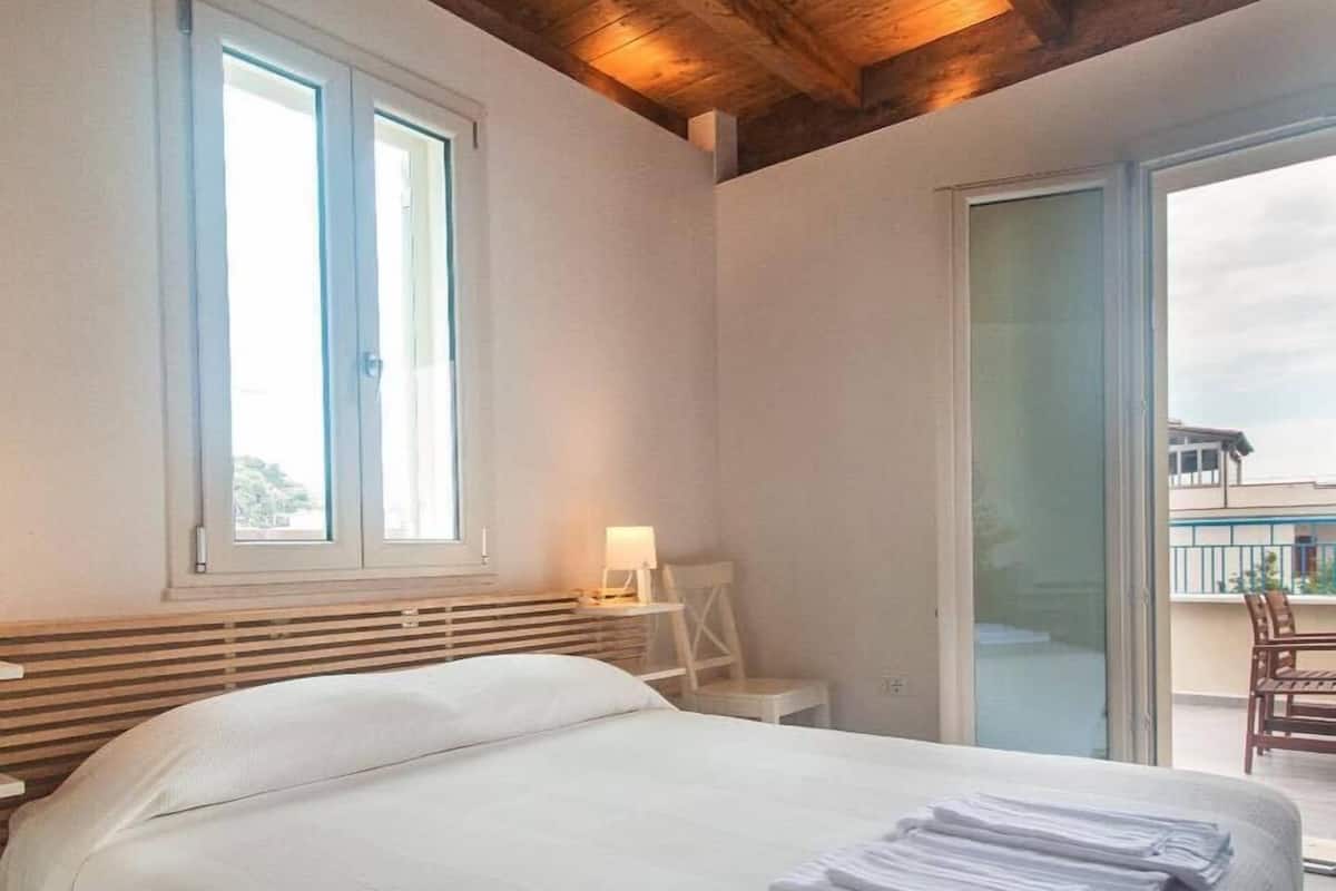 Suite Junior, vista mare | 1 camera, ferro/asse da stiro, Wi-Fi gratuito, lenzuola