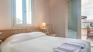 Suite Junior, vista mare | 1 camera, ferro/asse da stiro, Wi-Fi gratuito, lenzuola