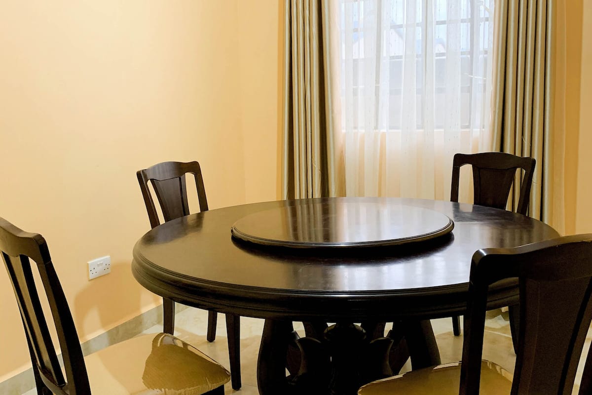 deluxe apartment, 3 bedrooms, non smoking | in-room dining