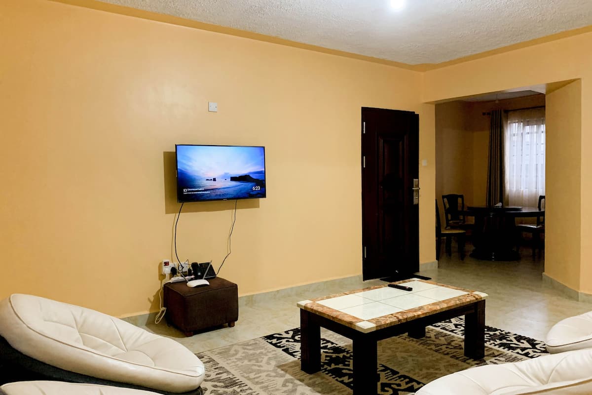 deluxe apartment, 3 bedrooms, non smoking | living area | tv