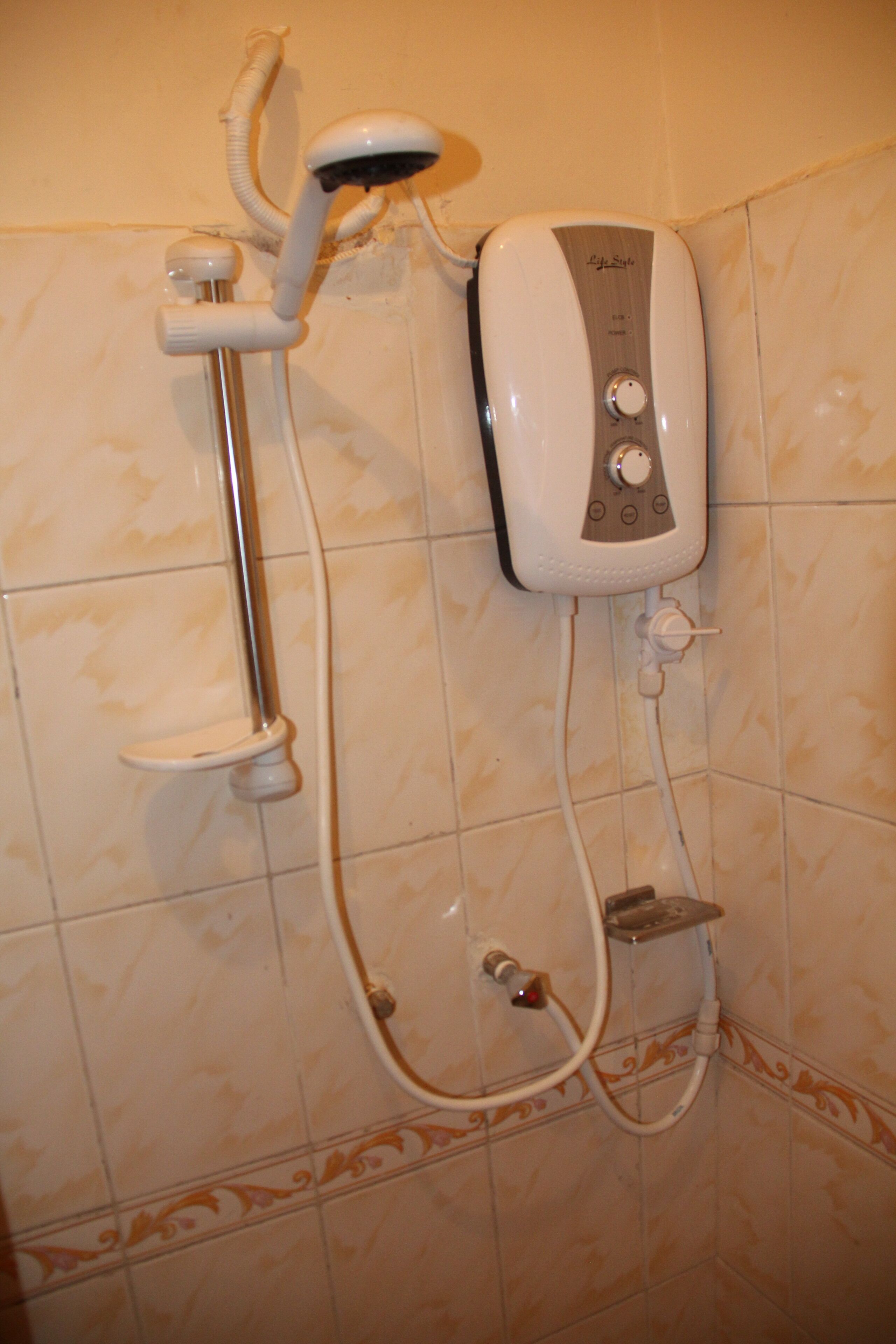 deluxe apartment, 3 bedrooms, non smoking | bathroom | shower, free toiletries, slippers, towels