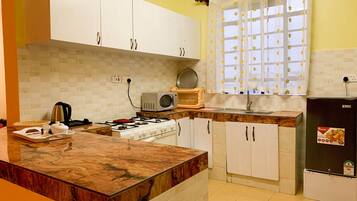 Appartement Deluxe, 3 chambres, non-fumeurs | Cuisine privée | Réfrigérateur, micro-ondes, four, plaque de cuisson