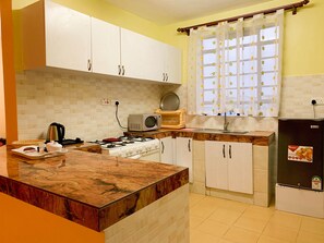 Deluxe Apartment, 3 Bedrooms, Non Smoking | Private kitchen | Fridge, microwave, oven, stovetop - Easy Jkia Homestay (Syokimau)