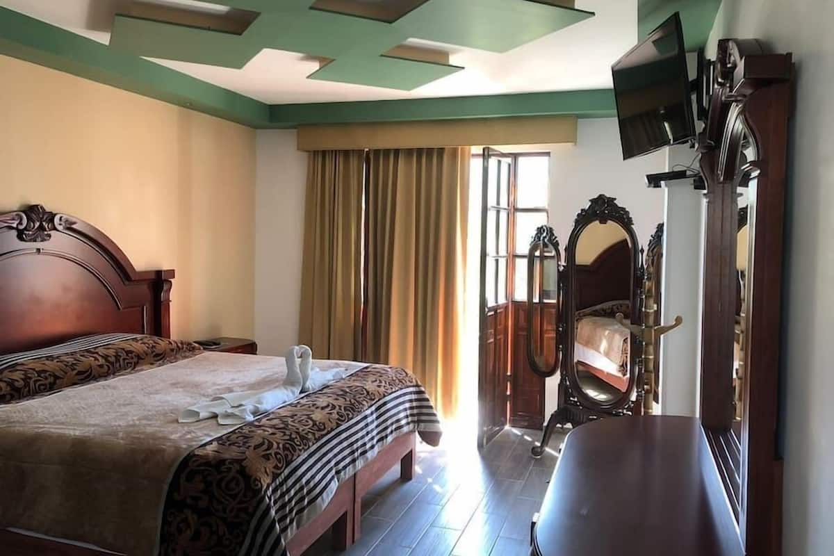 Chambre Supérieure, 1 très grand lit, vue montagne | Fer et planche à repasser, Wi-Fi gratuit