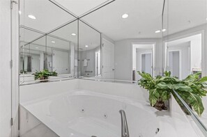 Combined shower/tub, hair dryer, towels