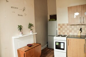 Mikrowelle, Ofen, Wasserkocher mit Kaffee-/Teezubehör, Toaster