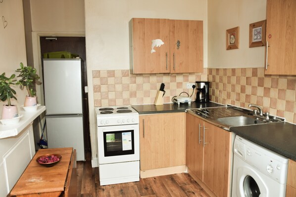 Mikrowelle, Ofen, Wasserkocher mit Kaffee-/Teezubehör, Toaster