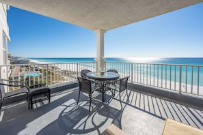 Outdoor dining - Inn at Crystal Beach 505 * Gulf Front with Beach Chair Set. Onsite dining! (Destin)