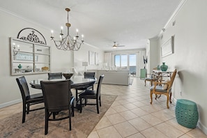 Dining - Inn at Crystal Beach 505 * Gulf Front with Beach Chair Set. Onsite dining! (Destin)