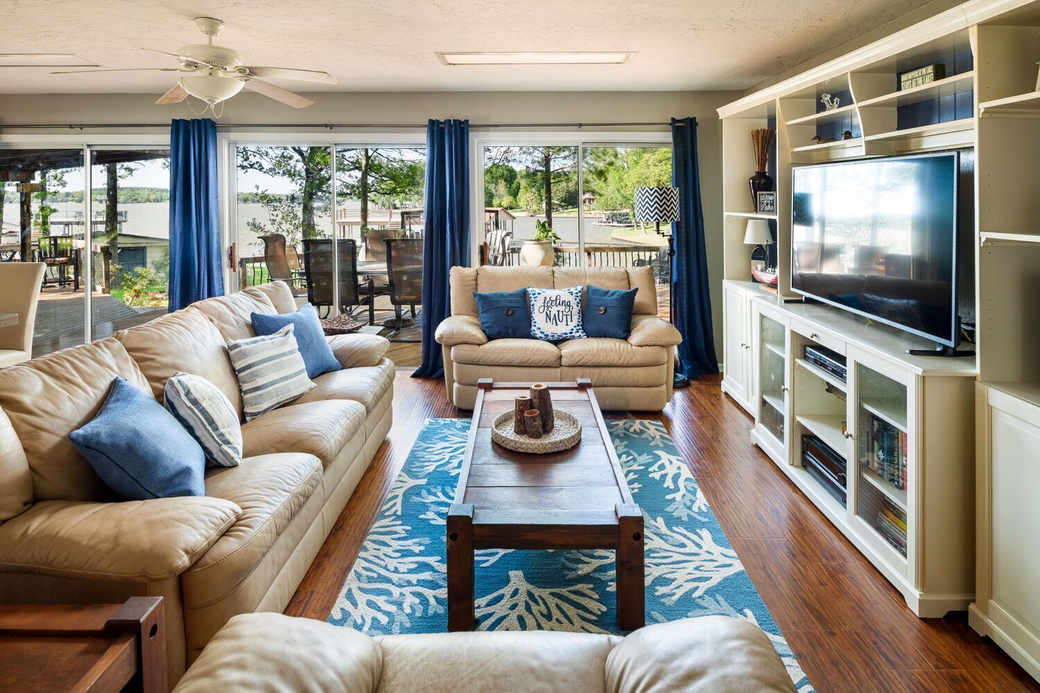 Smart TV, DVD player, livros, videoteca