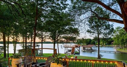 Lakefront 4 makuuhuoneen perääntyminen w / dockdock / juhlakansi, kajakkeja ja ulkobaari.