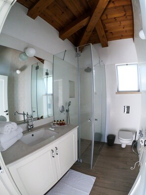 Deluxe Apartment, 1 Queen Bed | Bathroom - Oasis Of The Galilee (Had Nes)