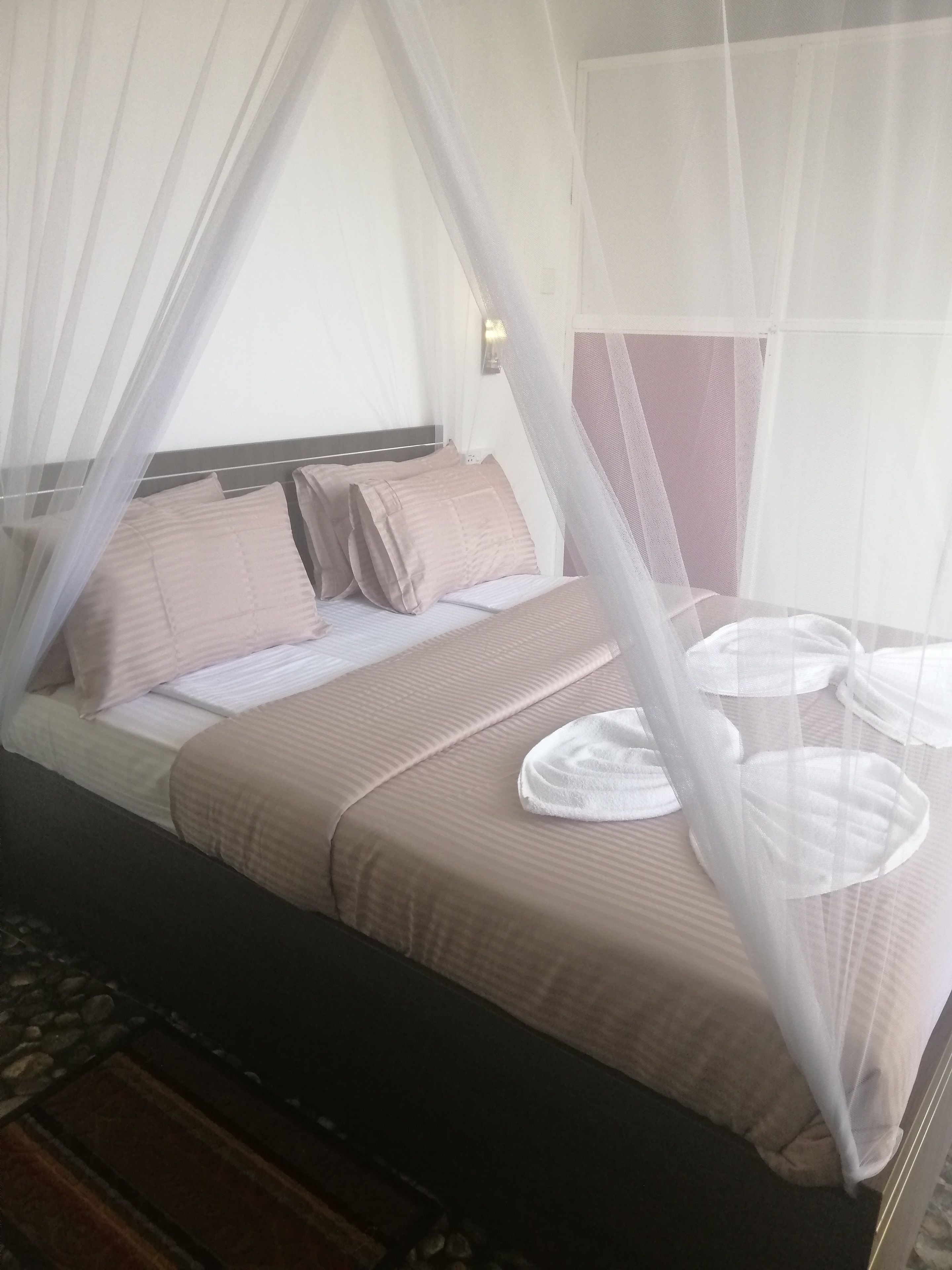 Tirai kedap cahaya, Wi-Fi gratis, dan seprai linen