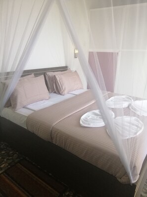 Blackout curtains, free WiFi, bed sheets - SunTop Inn (Ella)