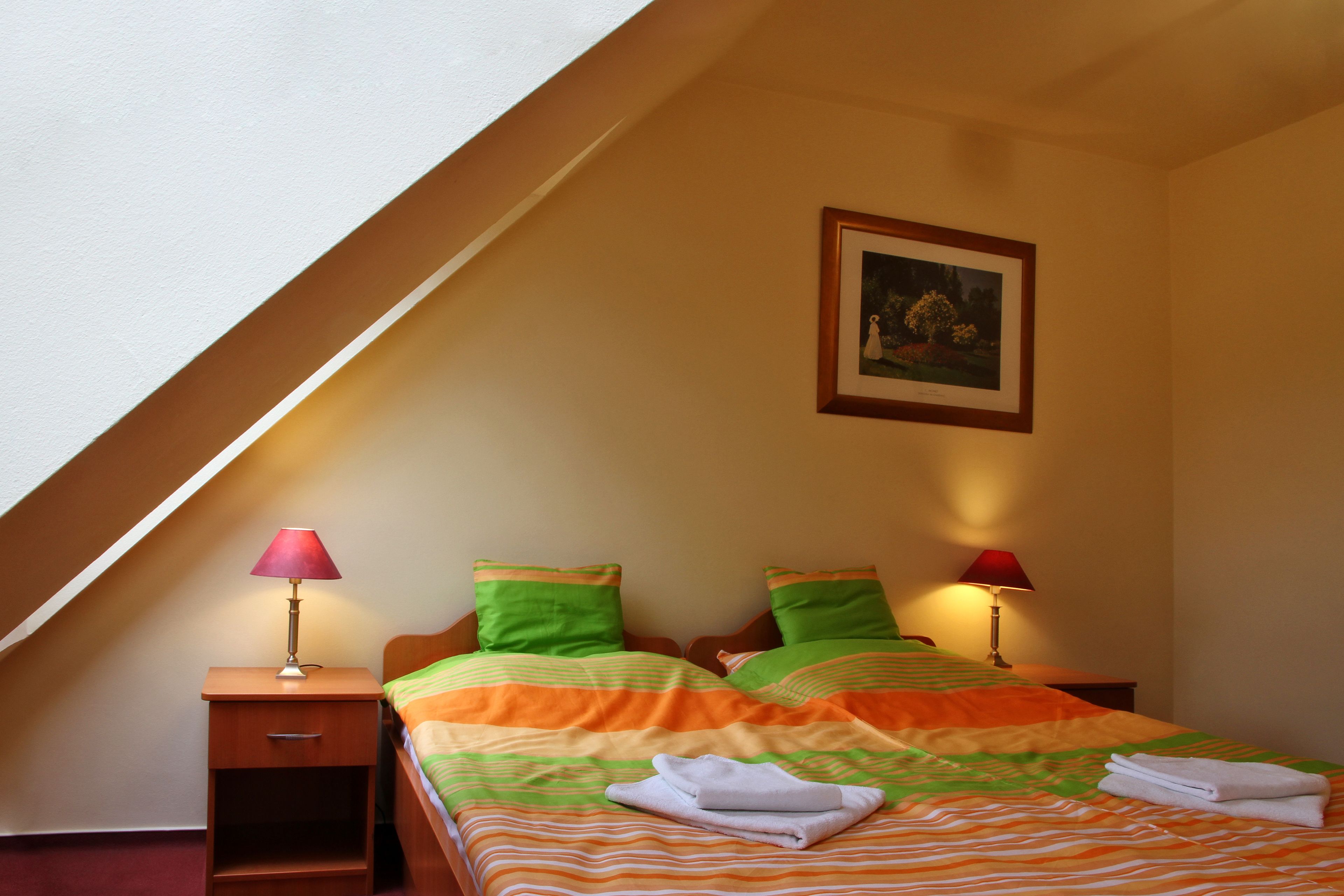 Phòng 3 | 1 phòng ngủ, bàn, khu vực làm việc phù hợp cho laptop, màn/rèm cản sáng 