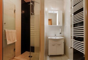 Phòng đôi hoặc 2 giường đơn Tiêu chuẩn, 2 giường đơn | Phòng tắm | Khăn tắm 