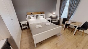 1 phòng ngủ, bàn, khu vực làm việc phù hợp cho laptop, màn/rèm cản sáng 