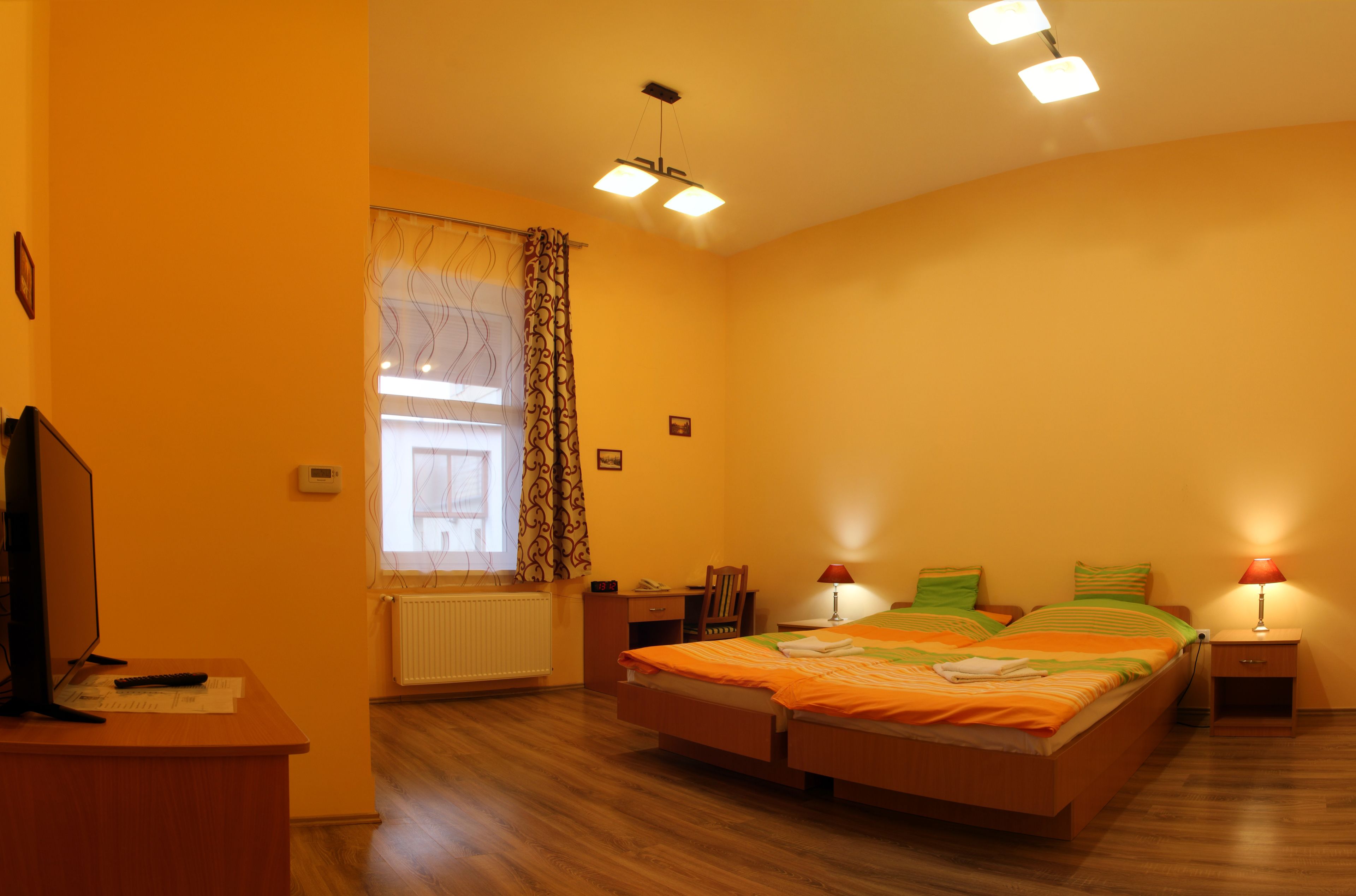 Phòng đôi hoặc 2 giường đơn Tiêu chuẩn, 2 giường đơn | 1 phòng ngủ, bàn, khu vực làm việc phù hợp cho laptop, màn/rèm cản sáng 