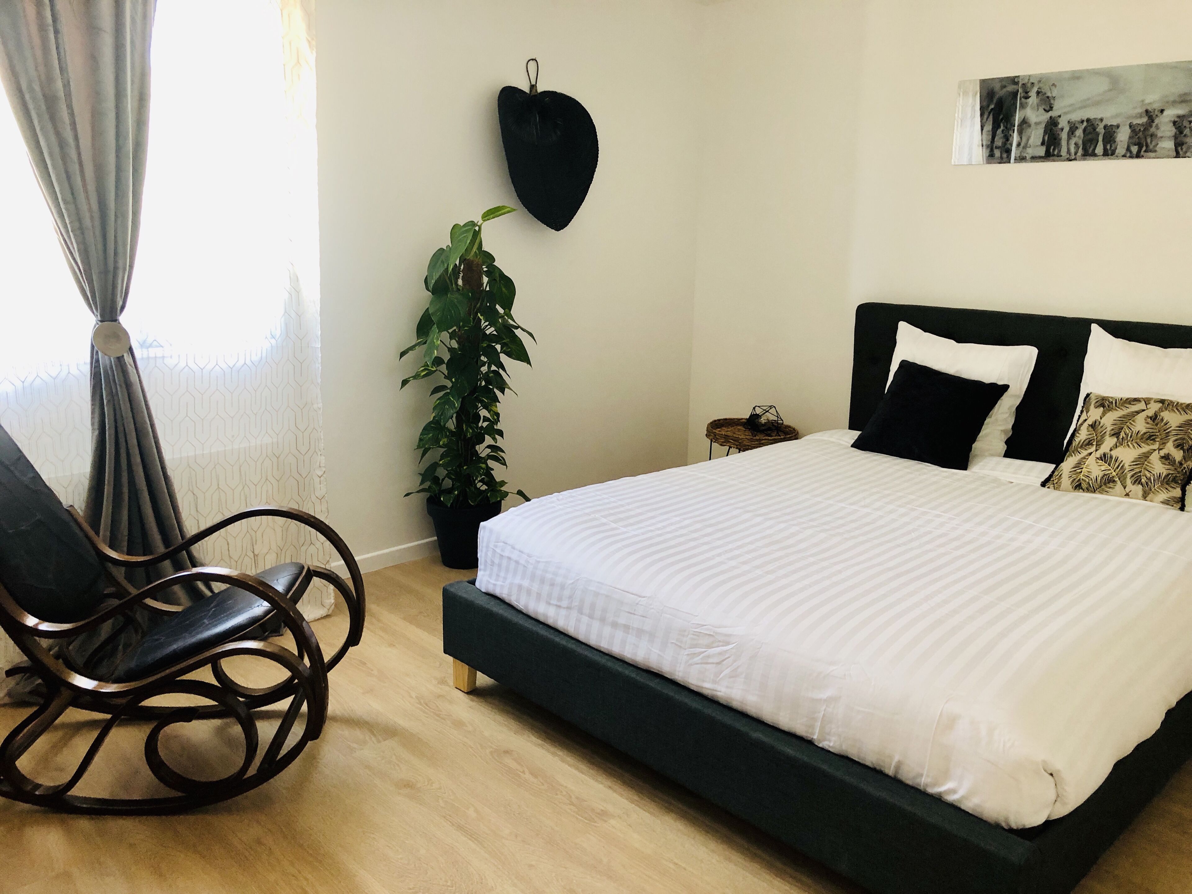 2 bedrooms, iron/ironing board, internet, bed sheets