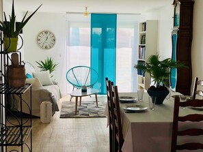 Dining - VILLA BIRDS · Quiet and relaxing 10 minutes from Chantilly and 35 minutes from Roissy Airport (Boran-sur-Oise)