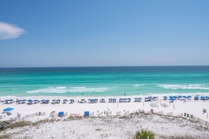 On the beach - Inn at Crystal Beach 510 * Gulf Front with Beach Chair Set. Onsite dining! (Destin)
