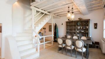 Villa, 4 habitaciones | Área de sala de estar | Televisión de pantalla plana