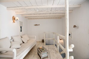 Villa, 4 habitaciones | Área de sala de estar | Televisión de pantalla plana