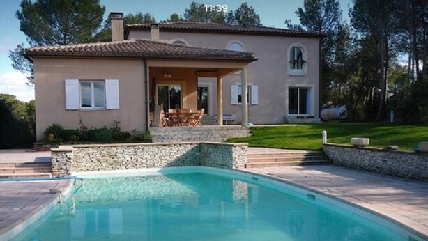 A house with a swimming pool, stone steps, and a patio with outdoor furniture. - VILLA WITH GARDEN AND CLOSED SWIMMING POOL (Poulx)