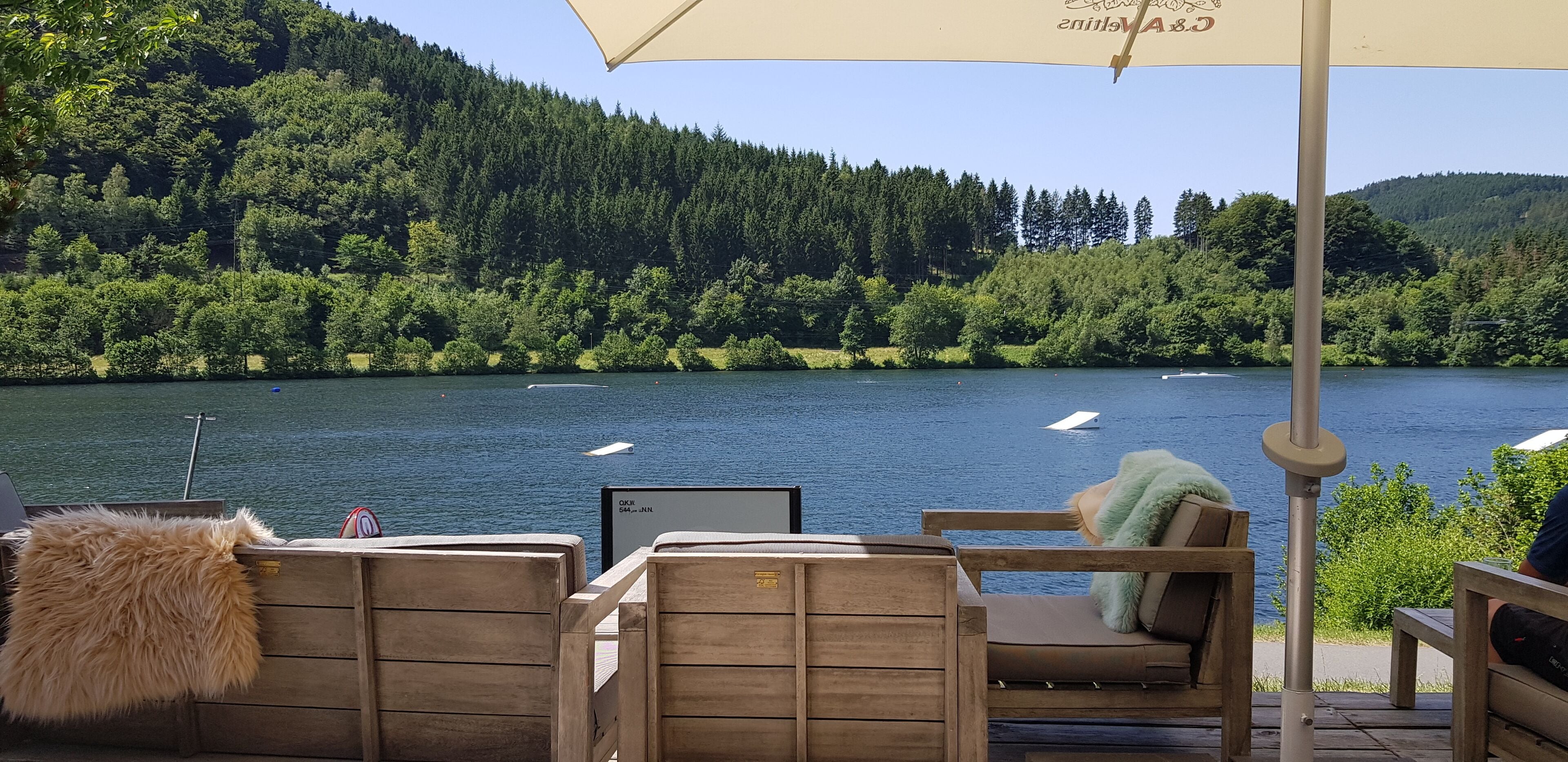 Hillesee ca. 2 km entfernt und zu Fuss sehr gut erreichbar 