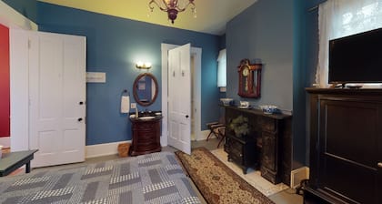 Delightful Queen-sized Room near Hocking Hills & nearby State Parks
