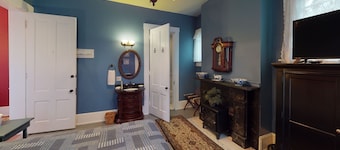 Delightful Queen-sized Room near Hocking Hills & nearby State Parks