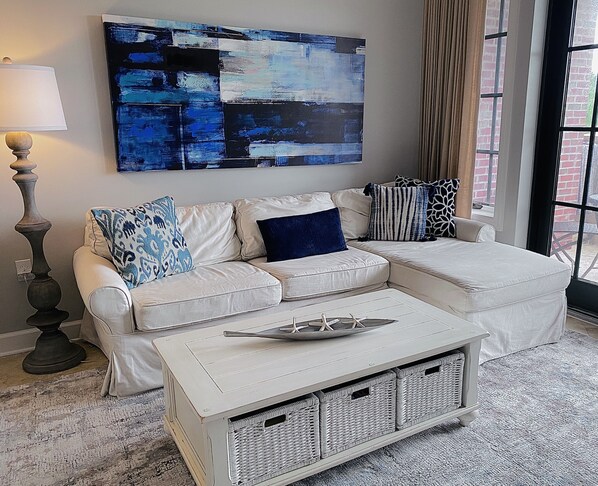 Smart-tv, dvd-spelare, böcker och ett musikbibliotek