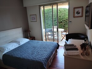 1 bedroom, iron/ironing board, free WiFi, bed sheets - 2 room garden level, large terrace - Swimming pool (Vence)