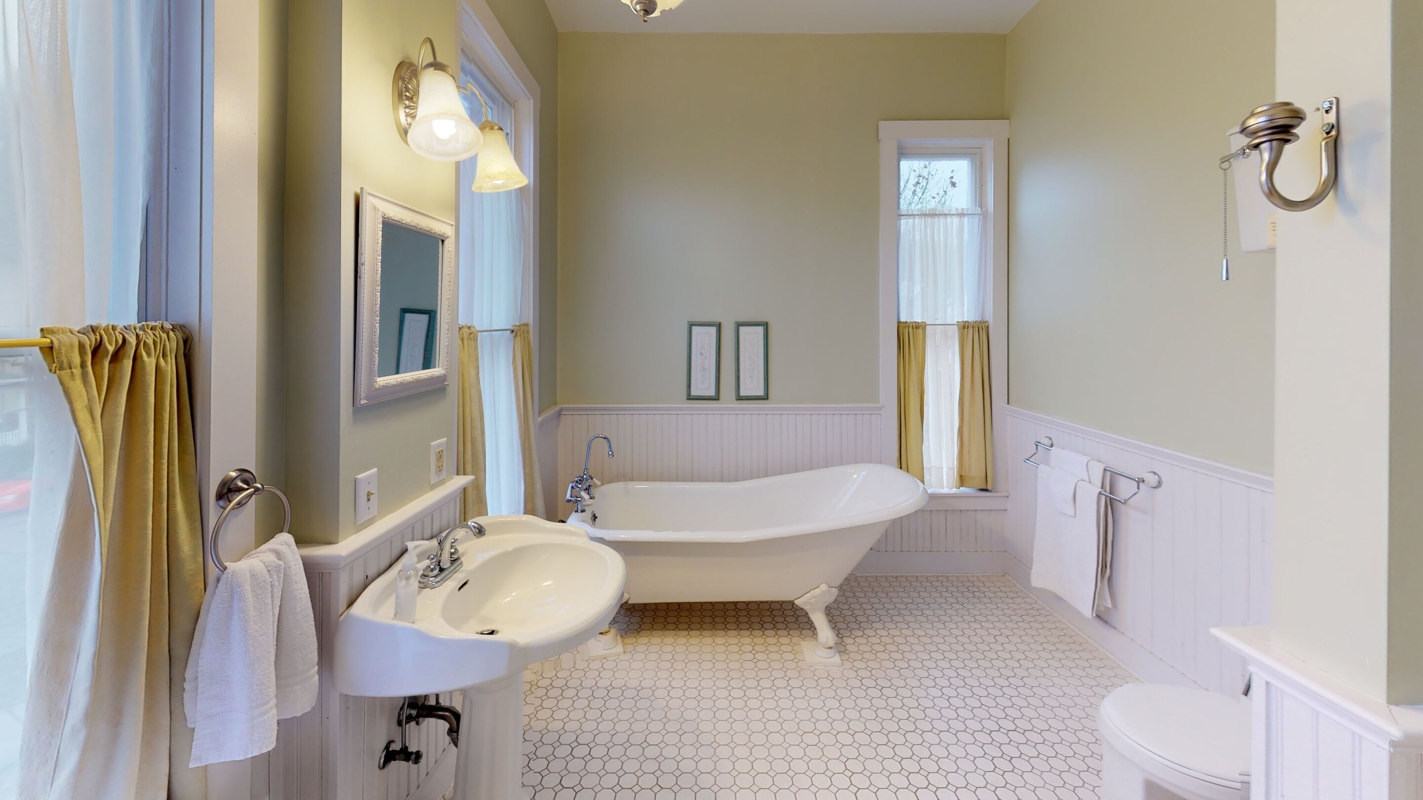 Combined shower/tub, towels, soap, shampoo
