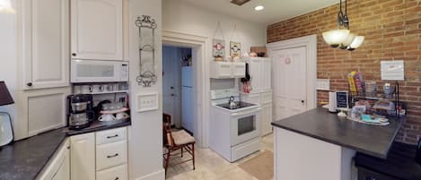 Refrigerador, microondas, lavavajillas y cafetera y tetera