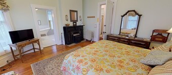 Romantic Dogwood Room, Clawfoot Bathtub in Historic Hyde House, Hocking Hills