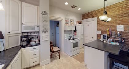 King-Lilac Suite-Vista a la Calle-Suite-Baño Privado