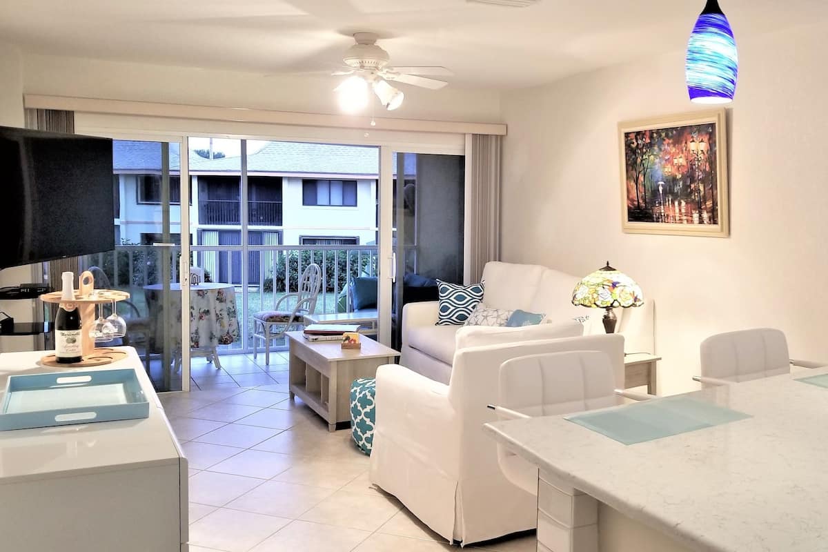 Appartement, 1 très grand lit, vue sur la lagune | Aire de séjour