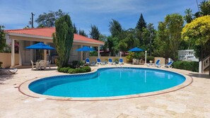 Una piscina al aire libre
