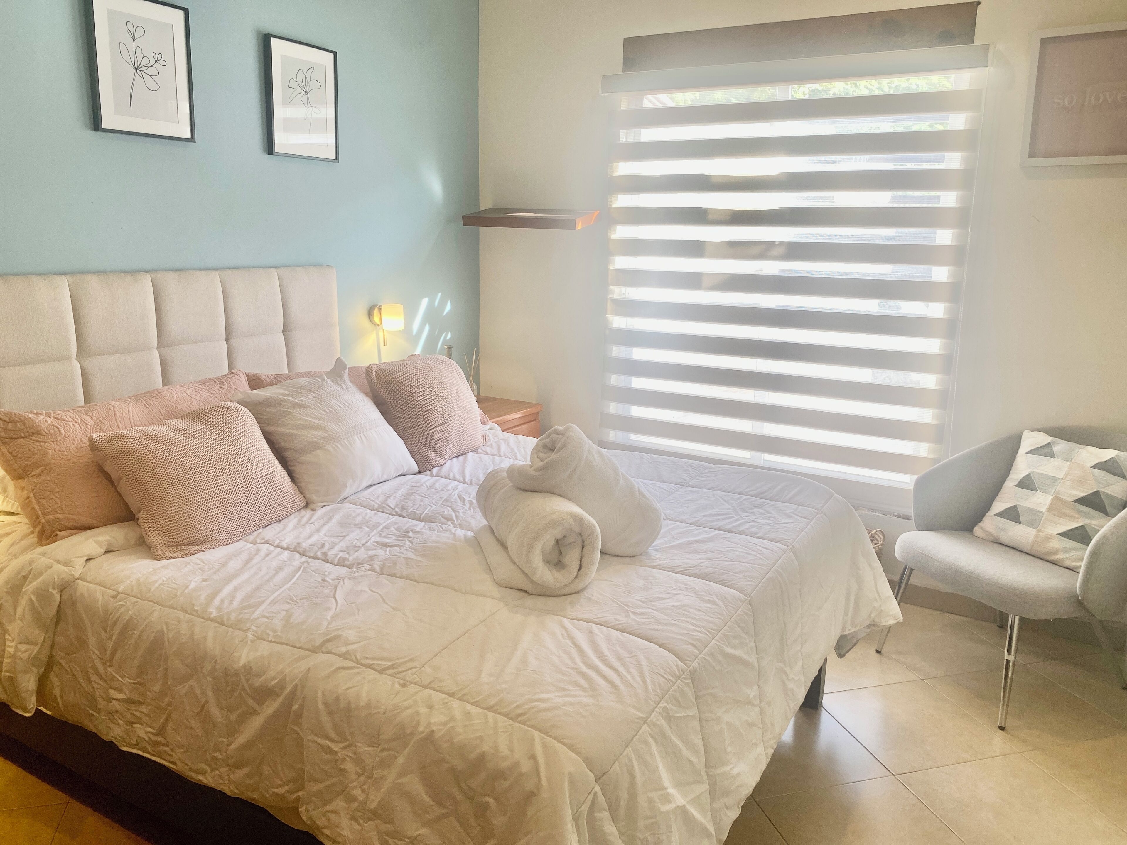 2 soverom, strykejern/-brett, internettilgang og sengetøy