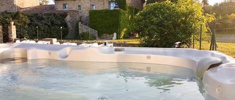 Bain à remous extérieur