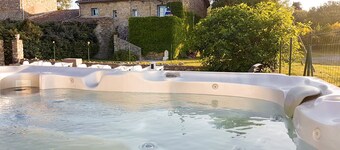 Piscine, jacuzzi, clim au milieu des vignes