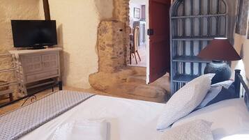 2 bedrooms, desk, iron/ironing board, travel cot