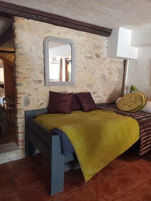 2 bedrooms, desk, iron/ironing board, travel cot - Restored former sheepfold, swimming pool/spa. Quiet, close to the sea and Spain (Sorède)