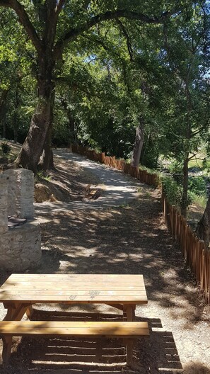 Outdoor dining - Restored former sheepfold, swimming pool/spa. Quiet, close to the sea and Spain (Sorède)