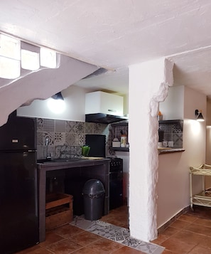 Fridge, microwave, oven, stovetop - Restored former sheepfold, swimming pool/spa. Quiet, close to the sea and Spain (Sorède)